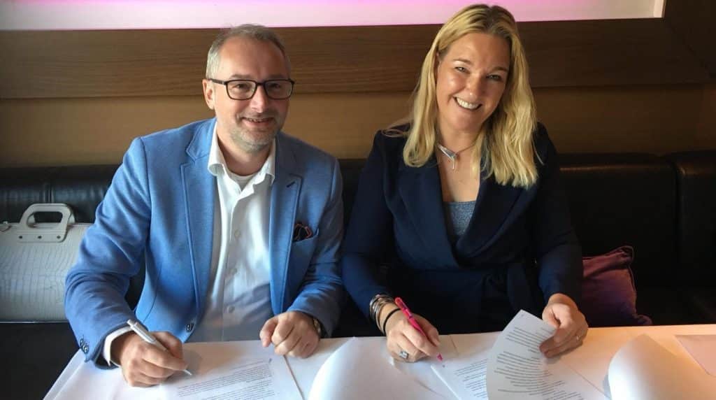 Alex en Dorinda op tekening PharmaPartners