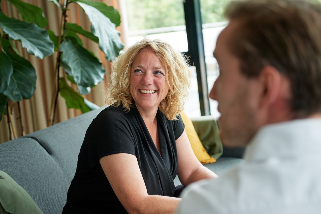 Teamleden Angela en Dylan van Vcare Connect e consult oplossing